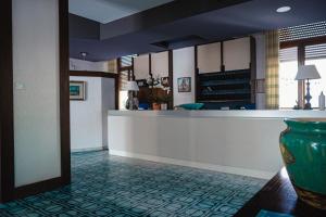 un vestíbulo con un mostrador y un jarrón en el suelo en Hotel Mediterraneo, en Guardia Piemontese Terme