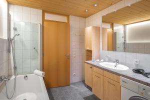 A bathroom at Ferienwohnung Flanuf Még 37 kép