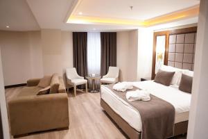 A bed or beds in a room at Amethyst Hotel