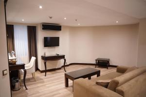 A seating area at Amethyst Hotel