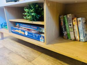 a book shelf filled with books and a potted plant at Am Schloss Wolkenstein, 86m2, 3BR, Babybett, Office in Wolkenstein