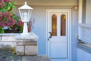 een deur naar een huis met een blauwe deur bij Gästehaus Schiff in Meersburg
