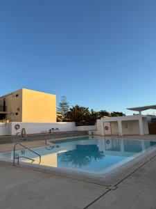 una grande piscina in cima a un edificio di las Piteras ad Arona
