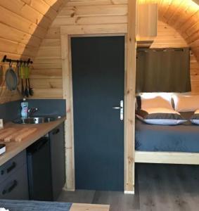 Kuchyň nebo kuchyňský kout v ubytování Chambres d'hôtes les Etoiles