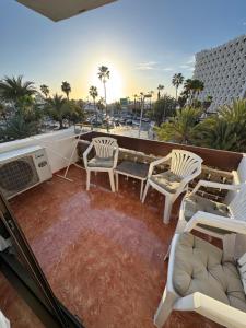 un balcone con sedie e un tavolo su un balcone di las Piteras ad Arona