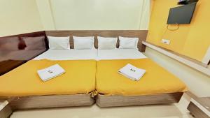 Postel nebo postele na pokoji v ubytování HOTEL GRKK - Near Shri Saibaba Samadhi Temple Shirdi