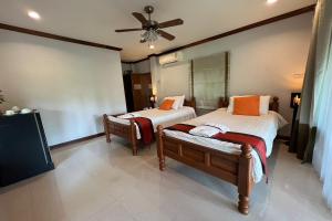 เตียงในห้องที่ Baan Nam Pen Resort