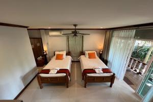 เตียงในห้องที่ Baan Nam Pen Resort