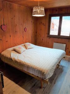 a bedroom with a bed in a wooden wall at Refuge des cimes in Xonrupt-Longemer