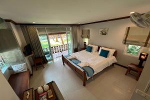 เตียงในห้องที่ Baan Nam Pen Resort