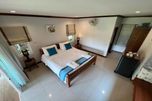 เตียงในห้องที่ Baan Nam Pen Resort