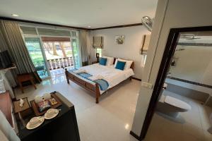 เตียงในห้องที่ Baan Nam Pen Resort