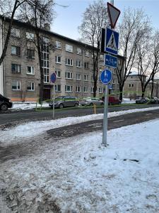 a street sign on the side of a snow covered road at Like a home Linda 7 in Narva