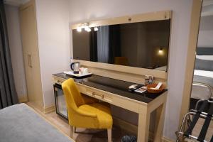A television and/or entertainment centre at Amethyst Hotel