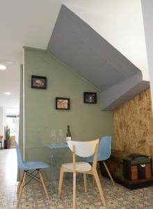 a dining room with a table and two chairs at Hostel El Campano in Villafranca del Bierzo