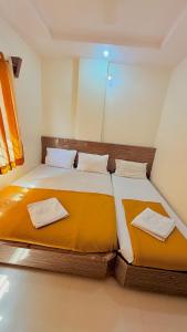 Postel nebo postele na pokoji v ubytování HOTEL GRKK - Near Shri Saibaba Samadhi Temple Shirdi + 22 fotografií