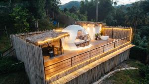 Ban Kai NoiPHULAYYA CHIANGMAI - Luxury Dome的甲板上配有带雨伞的帐篷