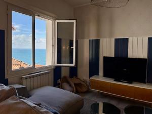 Μια τηλεόραση ή/και κέντρο ψυχαγωγίας στο Elan Apartment