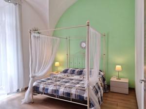sypialnia z łóżkiem z baldachimem w obiekcie B&B Favola Mediterranea w Katanii