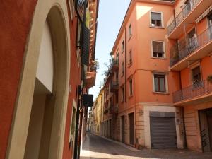 um beco entre dois edifícios cor de laranja numa cidade em Appartamento Tosca em Verona