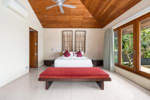 a bedroom with a bed and a ceiling fan at Ban Reemo Luxury Villa in Chaweng +16 photos