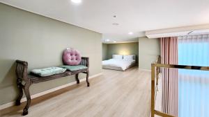 a bedroom with a pink chair and a bed at Hongik University Sinchon Seoul Sirince in Seoul
