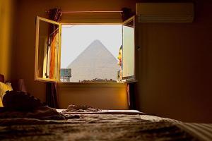 Rúm í herbergi á Yoya Hur Pyramids inn