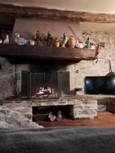 TV a/nebo společenská místnost v ubytování Nabat le Haut, chambre et table d'hotes