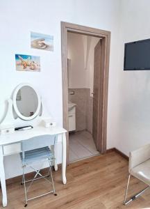 Televízia a/alebo spoločenská miestnosť v ubytovaní B&B Favola Mediterranea