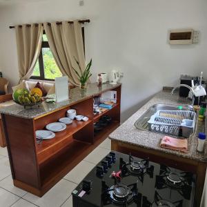 Eldhús eða eldhúskrókur á Surf Tropical Villa Takamaka
