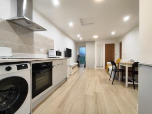 a kitchen with a washer and a dishwasher at 2 Bed Chippenham House with Parking in Hardenhuish