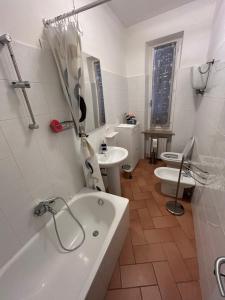 a bathroom with a tub and a toilet and a sink at Il Nido in Spello