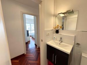 Bilik mandi di Central and Modern in the Port +169 gambar
