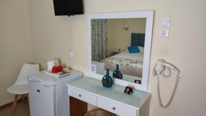 Un pat sau paturi într-o cameră la Laios Hotel (Adults Only)