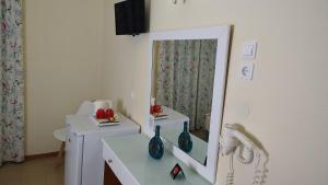 Un televizor și/sau centru de divertisment la Laios Hotel (Adults Only)
