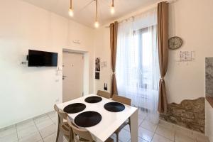 una sala da pranzo con tavolo e finestra di Le dimore di Traiano a Civitavecchia