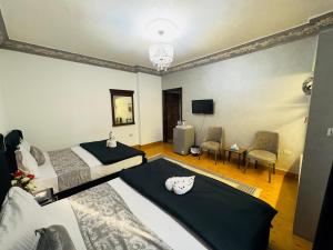 Postel nebo postele na pokoji v ubytování Yoya Hur Pyramids inn