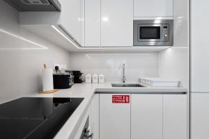Kuhinja ili čajna kuhinja u objektu Magnificent - New 1BR in Canal Front Residences