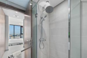 Kupatilo u objektu Magnificent - New 1BR in Canal Front Residences