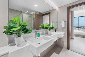 Kupatilo u objektu Magnificent - New 1BR in Canal Front Residences