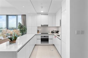 Kuhinja ili čajna kuhinja u objektu Magnificent - New 1BR in Canal Front Residences