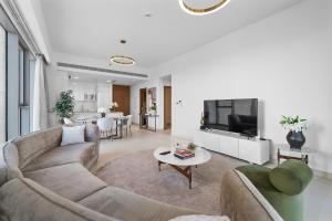 TV i/ili multimedijalni sistem u objektu Magnificent - New 1BR in Canal Front Residences