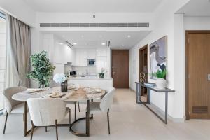 Kuhinja ili čajna kuhinja u objektu Magnificent - New 1BR in Canal Front Residences