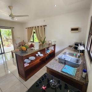 Eldhús eða eldhúskrókur á Surf Tropical Villa Takamaka