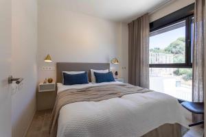 Ένα ή περισσότερα κρεβάτια σε δωμάτιο στο Luxury apartment with sea views and heated pool