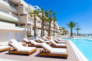 Πισίνα στο ή κοντά στο Luxury apartment with sea views and heated pool