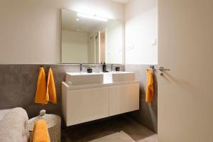 Ένα μπάνιο στο Luxury apartment with sea views and heated pool +18 φωτογραφίες