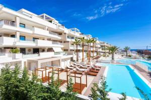 Πισίνα στο ή κοντά στο Luxury apartment with sea views and heated pool