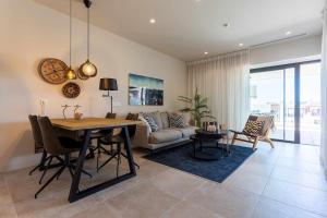 Χώρος καθιστικού στο Luxury apartment with sea views and heated pool