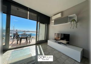 een woonkamer met uitzicht op de oceaan bij DOMuum Holidays - POSIT MAR in Cambrils +9 foto's
